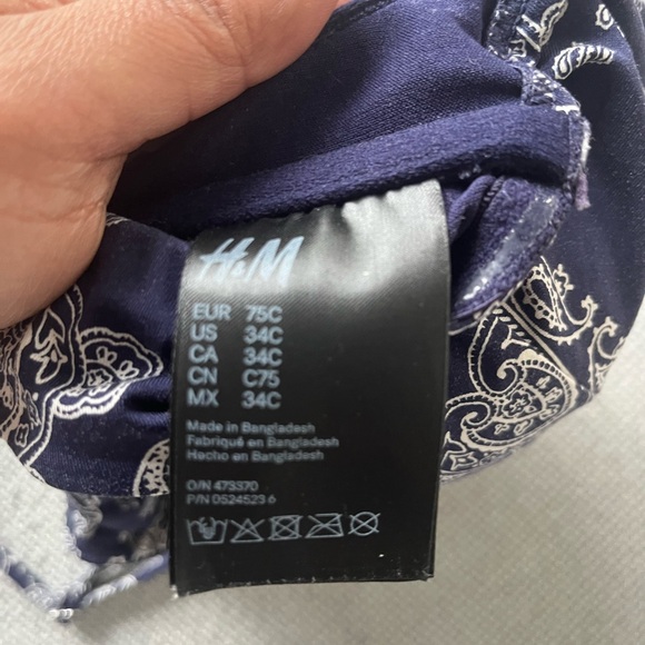 #80 🌺 5/$30 🌺 H&M navy and white paisley bikini top with underwire - Picture 4 of 5